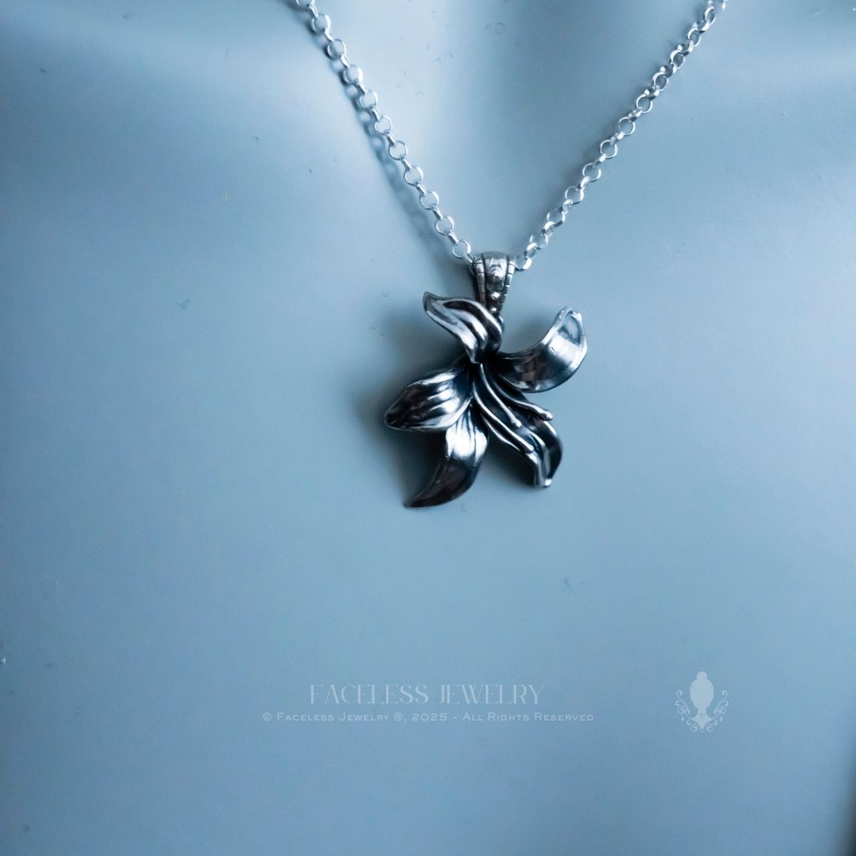bloom. Lilly - A Sterling Silver Floral Pendant