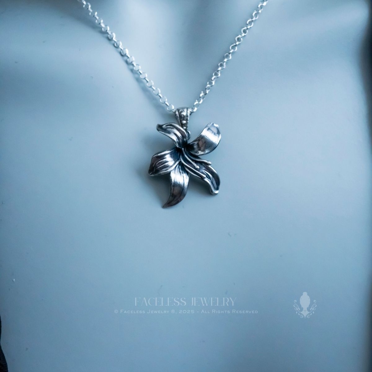 bloom. Lilly - A Sterling Silver Floral Pendant