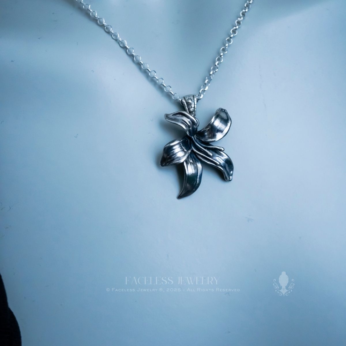 bloom. Lilly - A Sterling Silver Floral Pendant