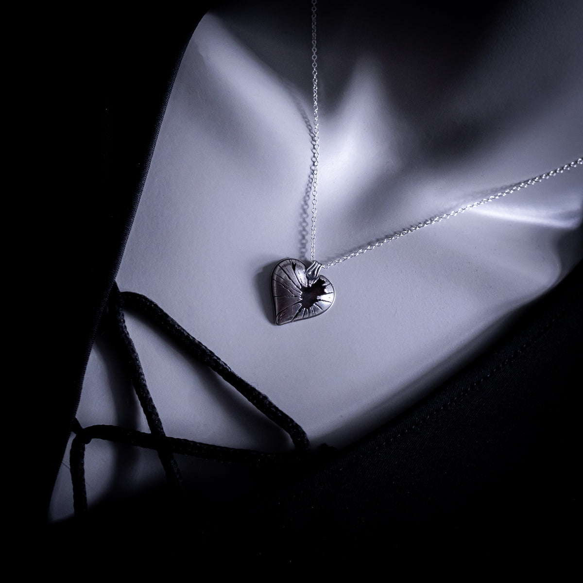 Frantumi - Collana con cuore spezzato in argento sterling